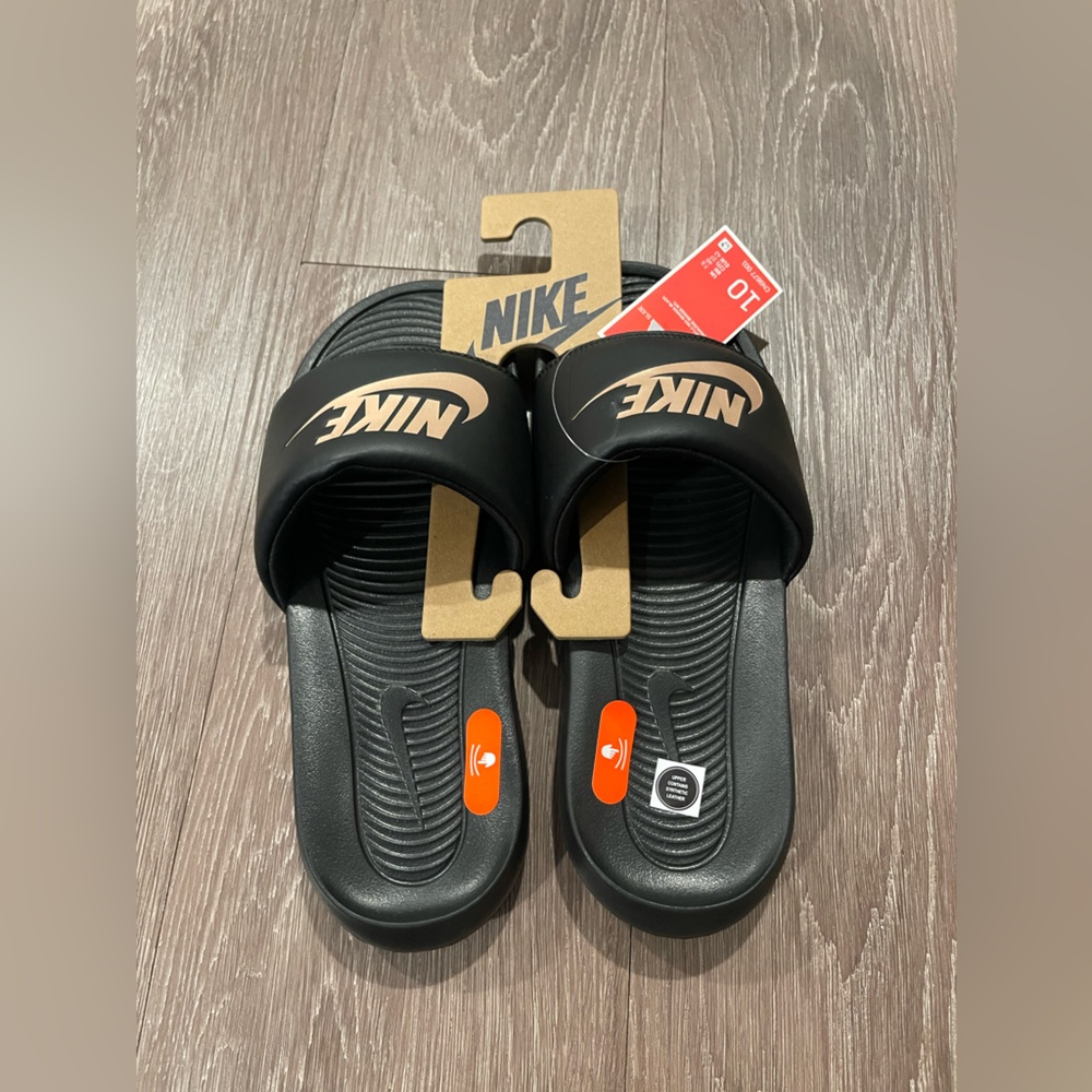 NIKE VICTORI ONE WOMEN’S SLIDES